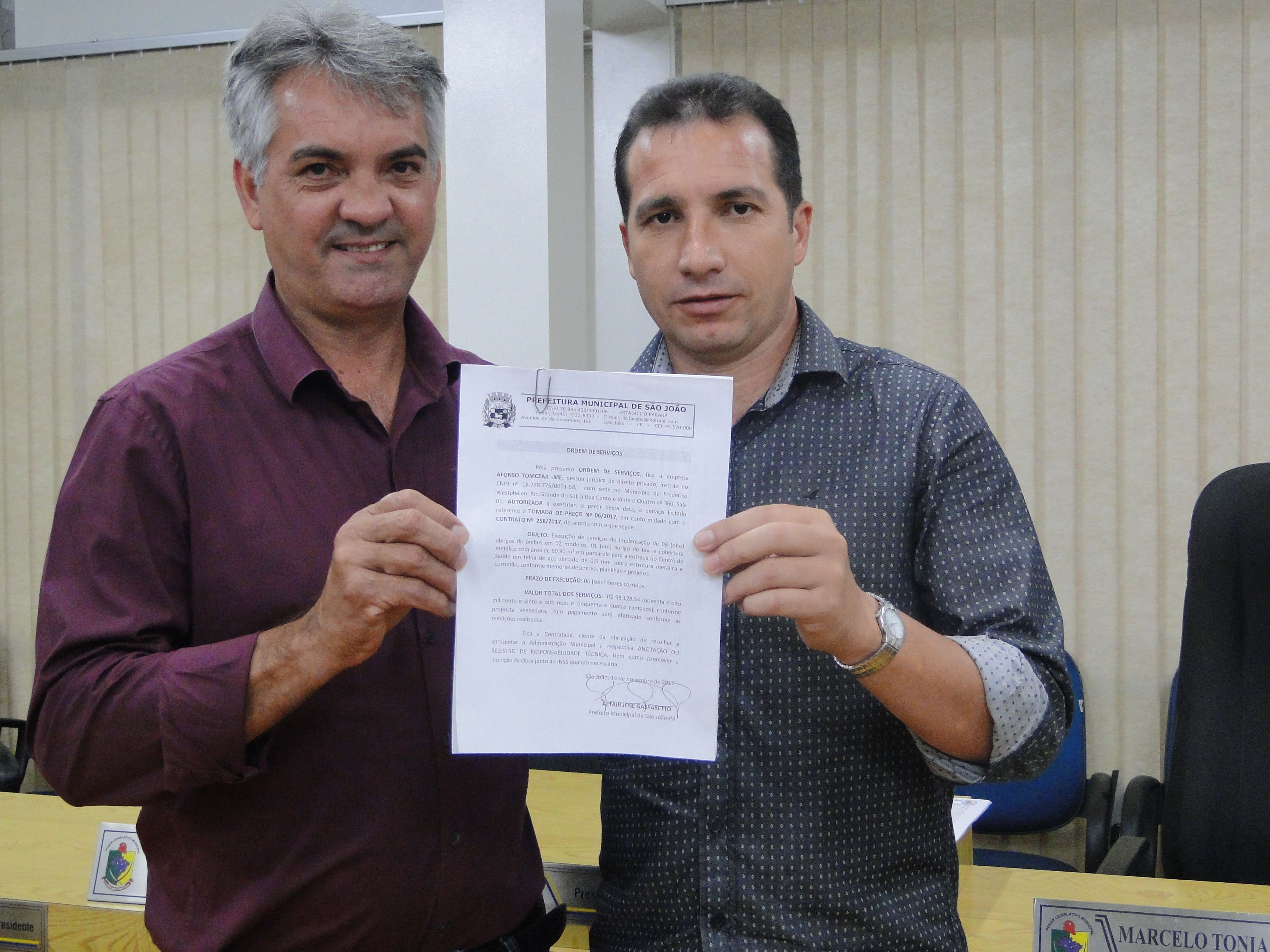 Entrega de ordem de Serviço Prefeito ao Presidente da Câmara Selço de Oliveira.